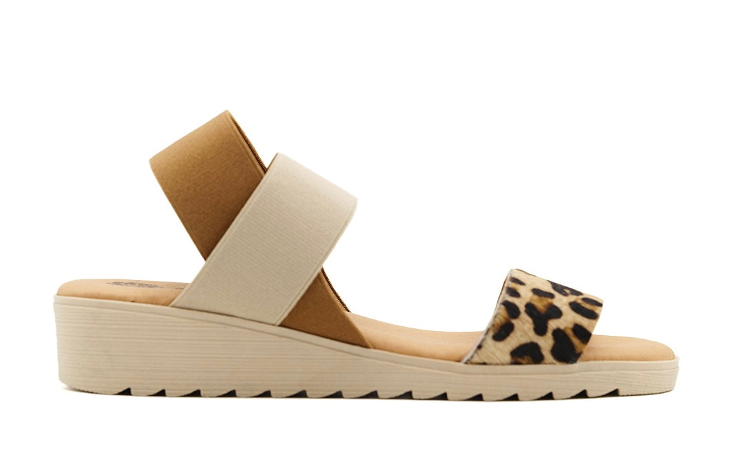 Beige sandal with leopard print strap close-up
