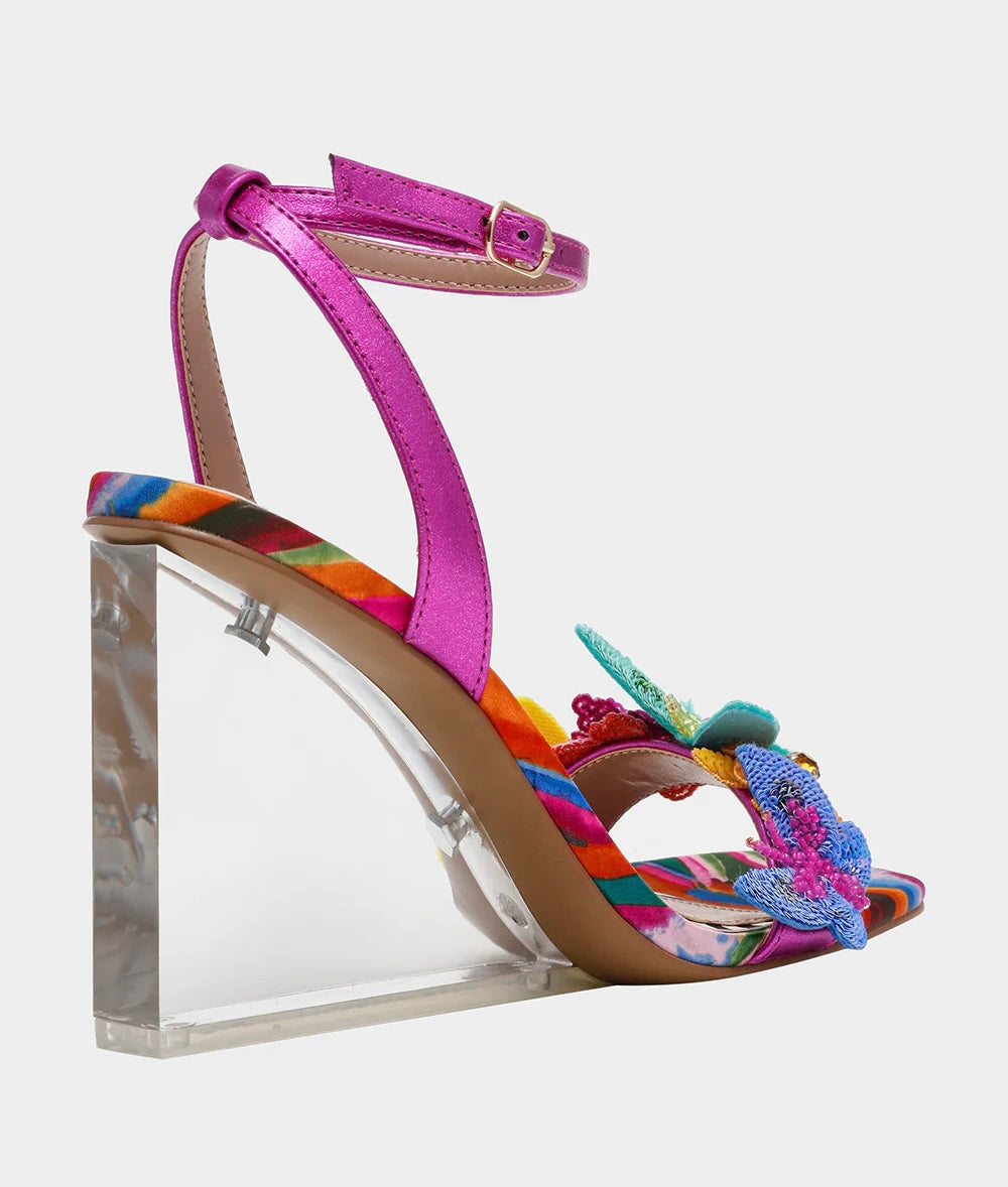 ★Betsey Johnson★K‐POPアイドル愛用★ANGEL★サンダル Amazon.com | Betsey Women's SB-ALTA Sandal, Gold, 6 | Flip-Flops