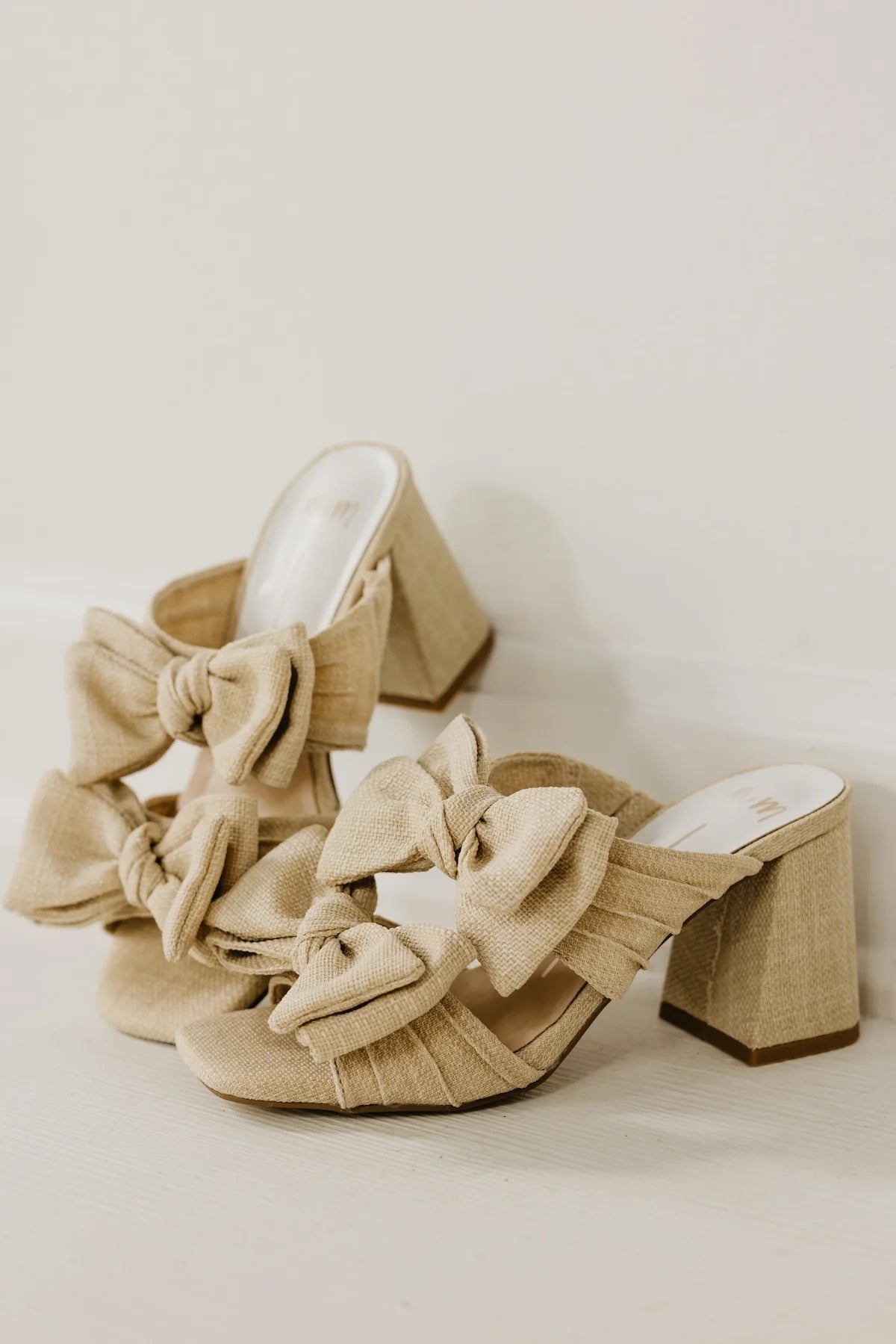 Rustic beige heel with a bow pair