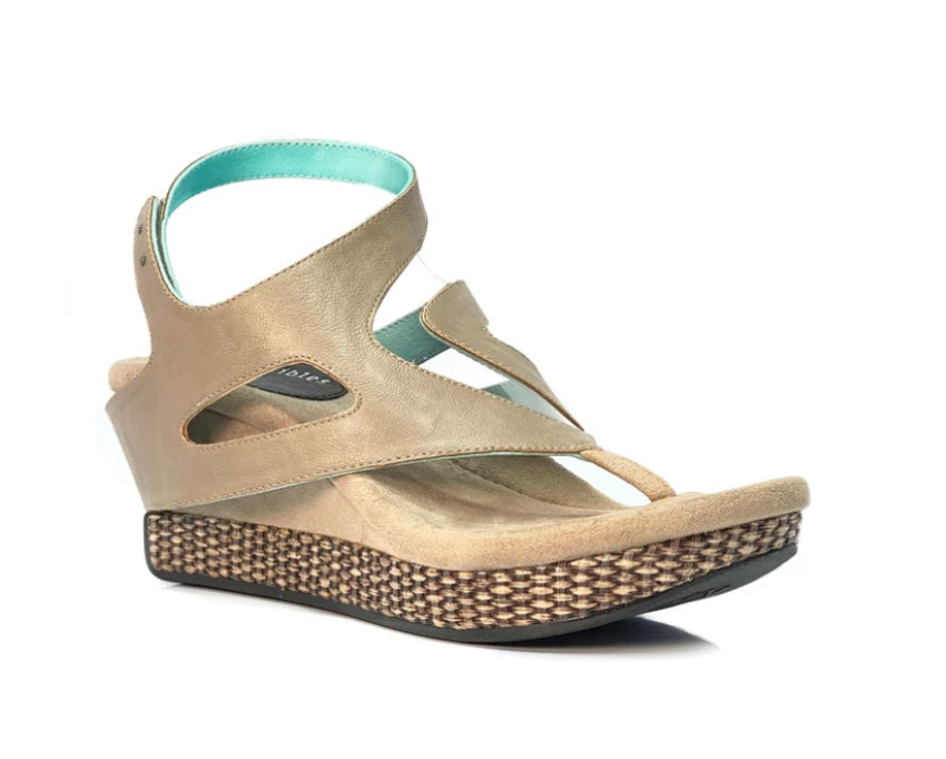 Wedge sandal with beige straps