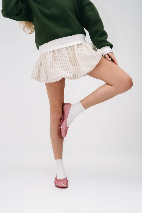 Pink woven jelly flat model pose