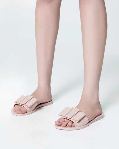 Light pink flat sandal with bow embellishment model