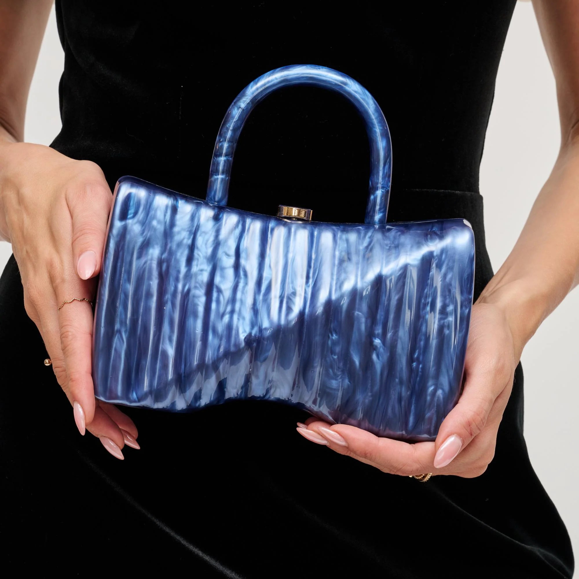 Blue marbled handbag with gold gold shoulder chain strap and blue handles model