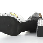 High-heeled platform shoe with checkered heel and yellow/white toe strap sole
