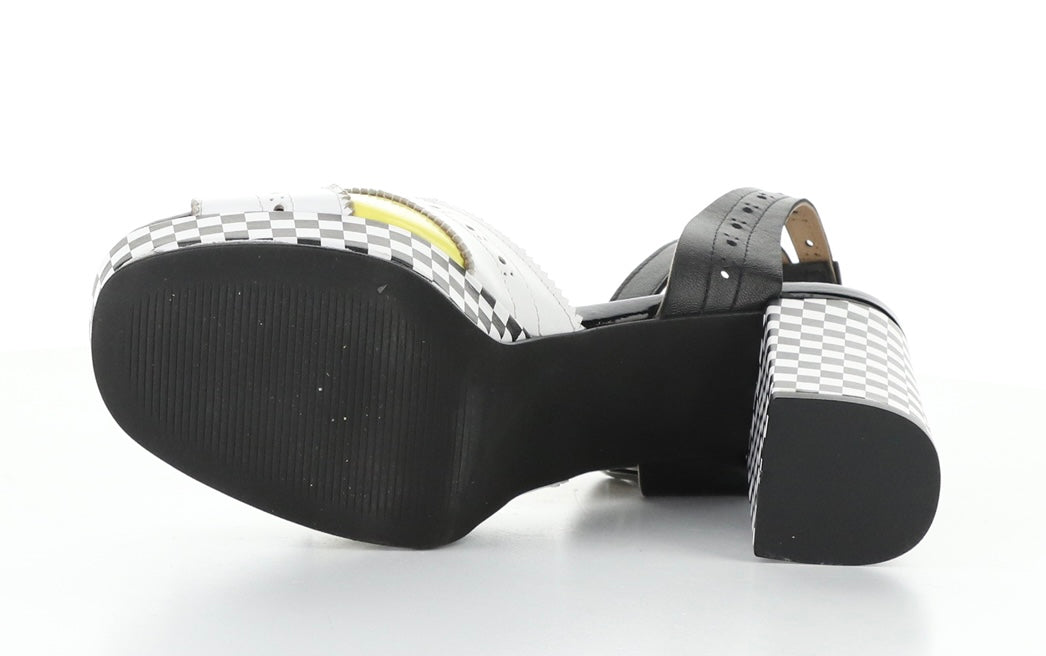 High-heeled platform shoe with checkered heel and yellow/white toe strap sole