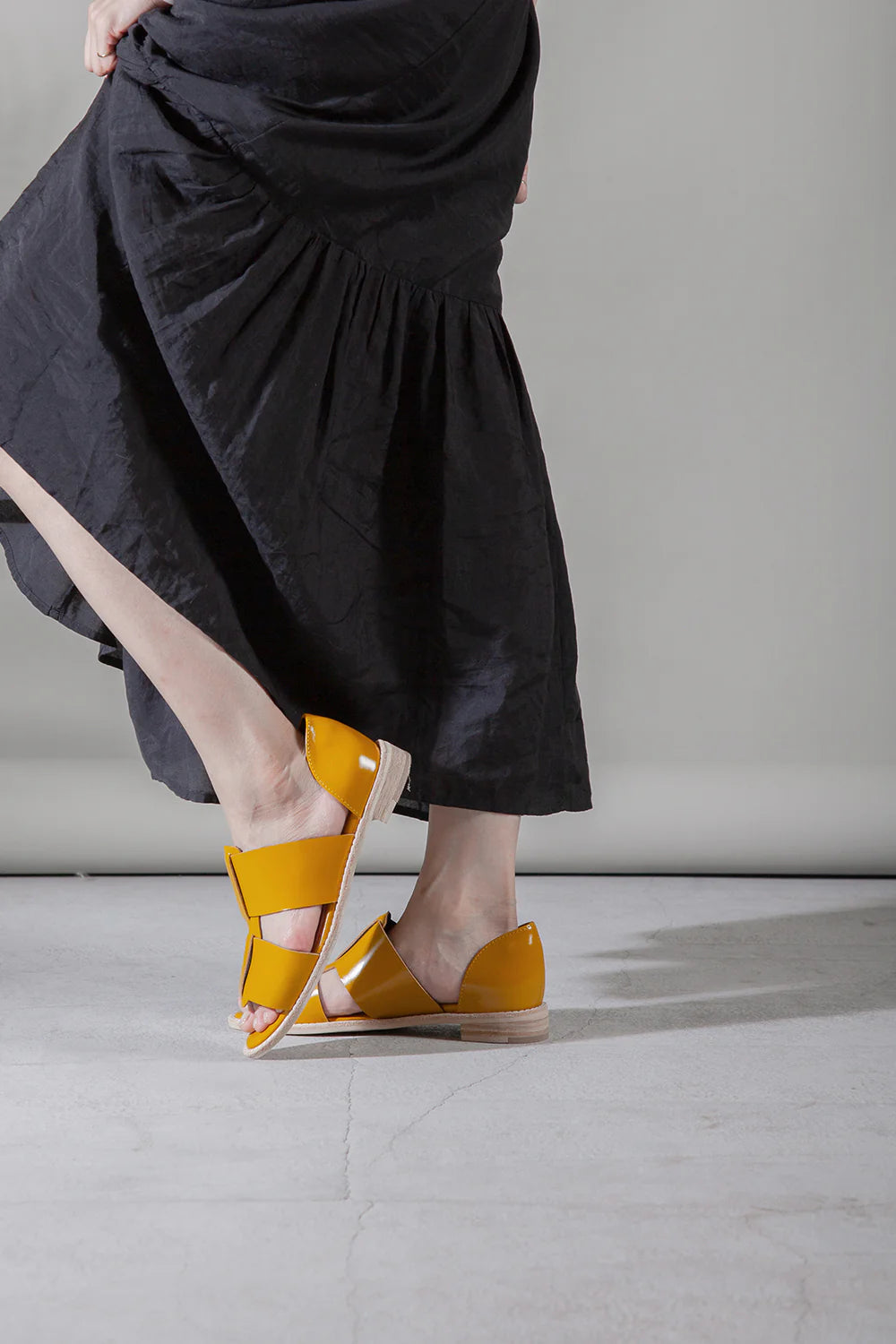 Yellow sandal with beige sole model