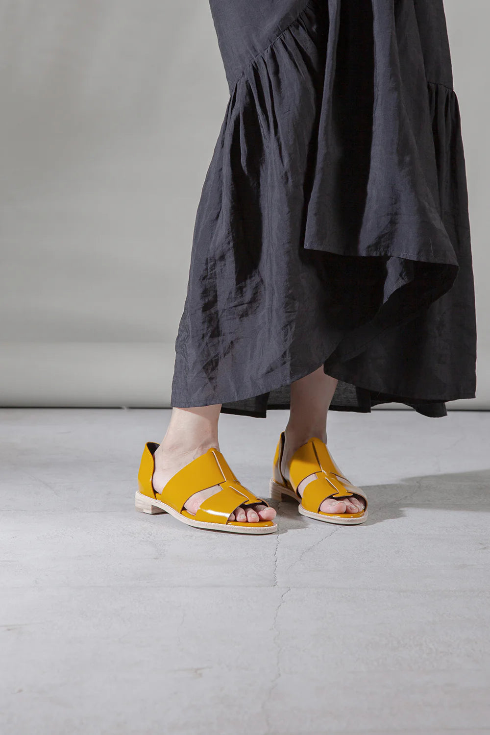 Yellow sandal with beige sole model alternate 3
