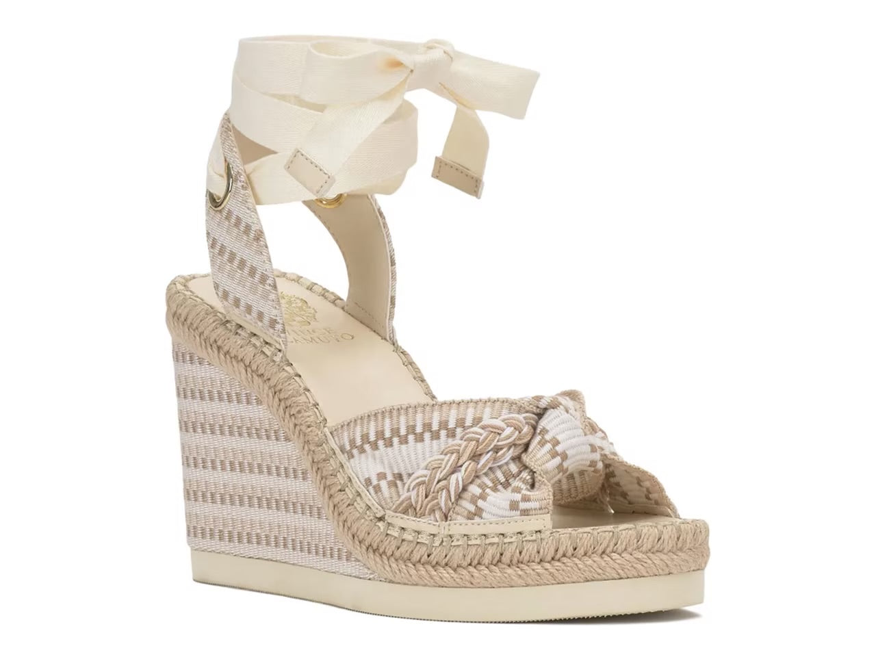 Beige wedge sandal with raffia details on a white background
