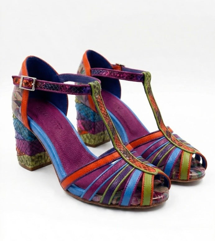 Colorful heel with a patterned sole pair side