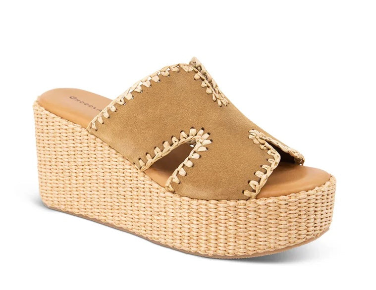 Beige wedge sandal with woven sole side