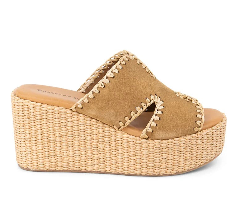 Beige wedge sandal with woven sole closer-up