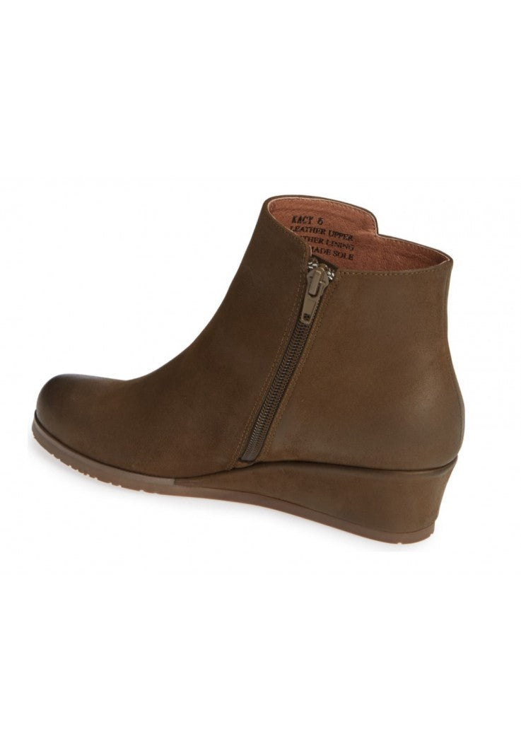 Chocolat Blu Kacy Wedge Bootie E031